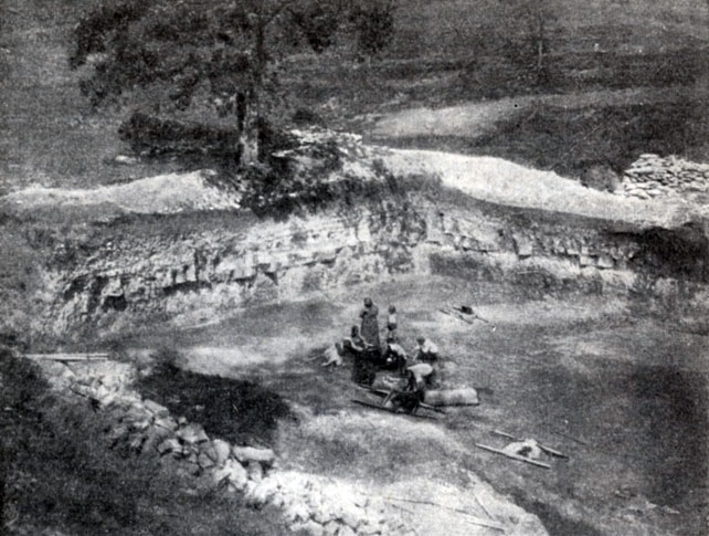 Рис. 73. Раскопки в Каменном овраге около Ишеева