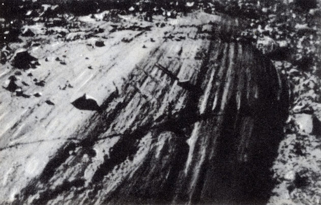 Фото 51. Ледниковые штрихи и царапины на поверхности песчаников. Обломки оставлены ледником, который двигался в направлении от фотокамеры