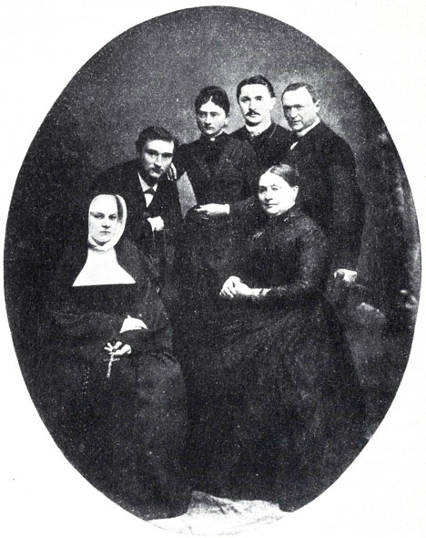 Снимок 1886 года. Эжен стоит рядом с сестрой, постригшейся в монахини
