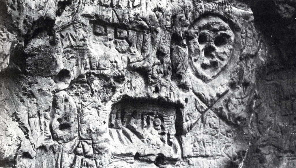 В пещере Святого Петра Дюбуа нашел вот эти загадочные фигуры и символы, вырезанные в известняке в эпоху средневековья