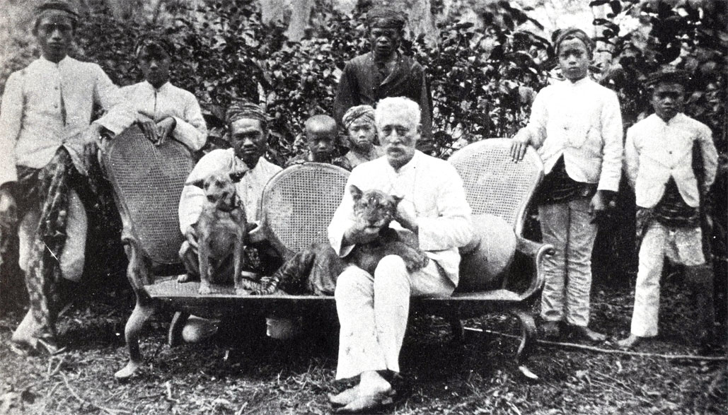 Владелец кофейной плантации Р. Бойд, сфотографированный со своими слугами и тигренком, часто принимал у себя Дюбуа и его семью