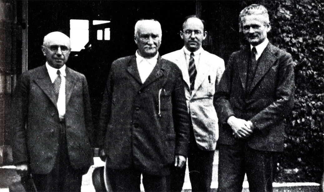 Дюбуа в возрасте 80 лет с Францем Вейденрейхом (слева), прославившимся исследованиями пекинского человека, во время визита Вейденрейха в Лейден