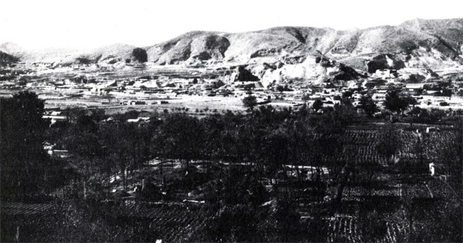 Холм Кости Дракона под Чжоукоудянем; где в 1921 году начались поиски древнего человека