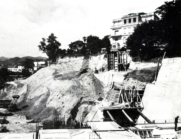 Терра-Амата, место стоянок человека прямоходящего, открытое при рытье котлована под фундамент жилого дома, лежит на холме в Ницце, ниже Шато де Роземон