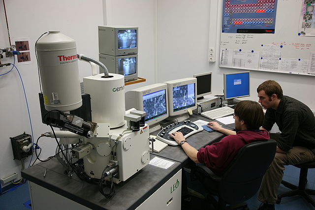 Сканирующий электронный микроскоп: https://ru.wikipedia.org/wiki/Растровый_электронный_микроскоп#/media/Файл:Goe_SEM_students_working1.jpg